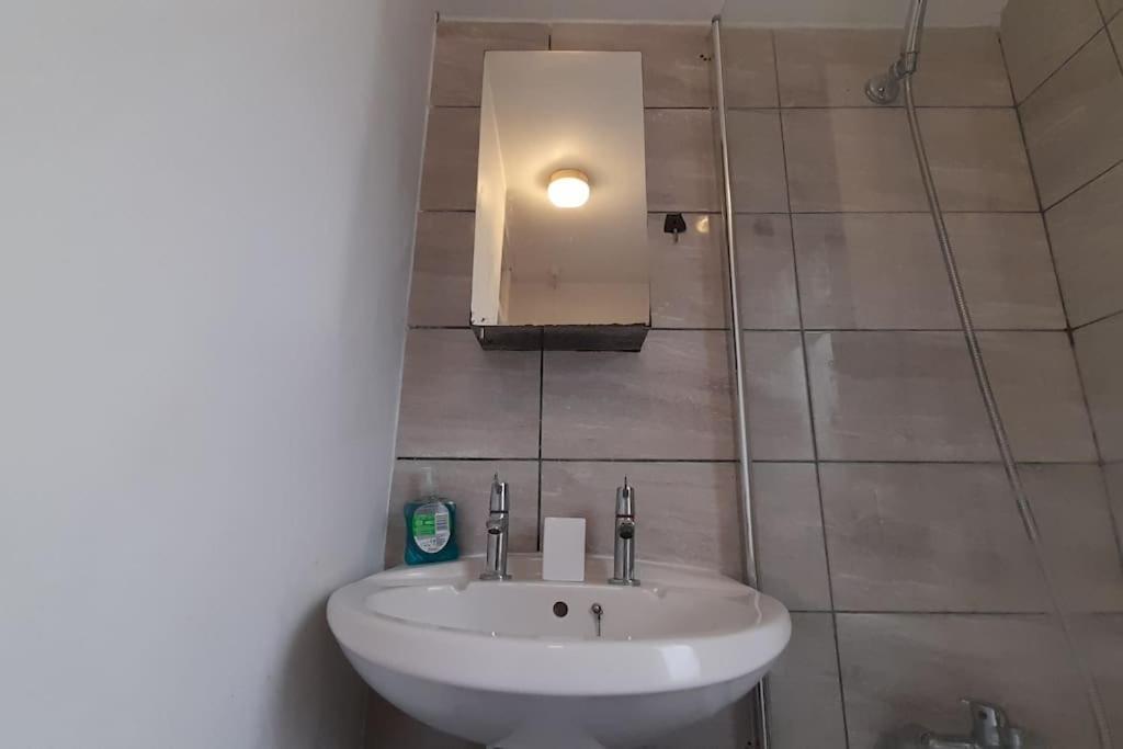 Spacious 4 Bedroom, Free Netflix, Central Location Кардіфф Екстер'єр фото