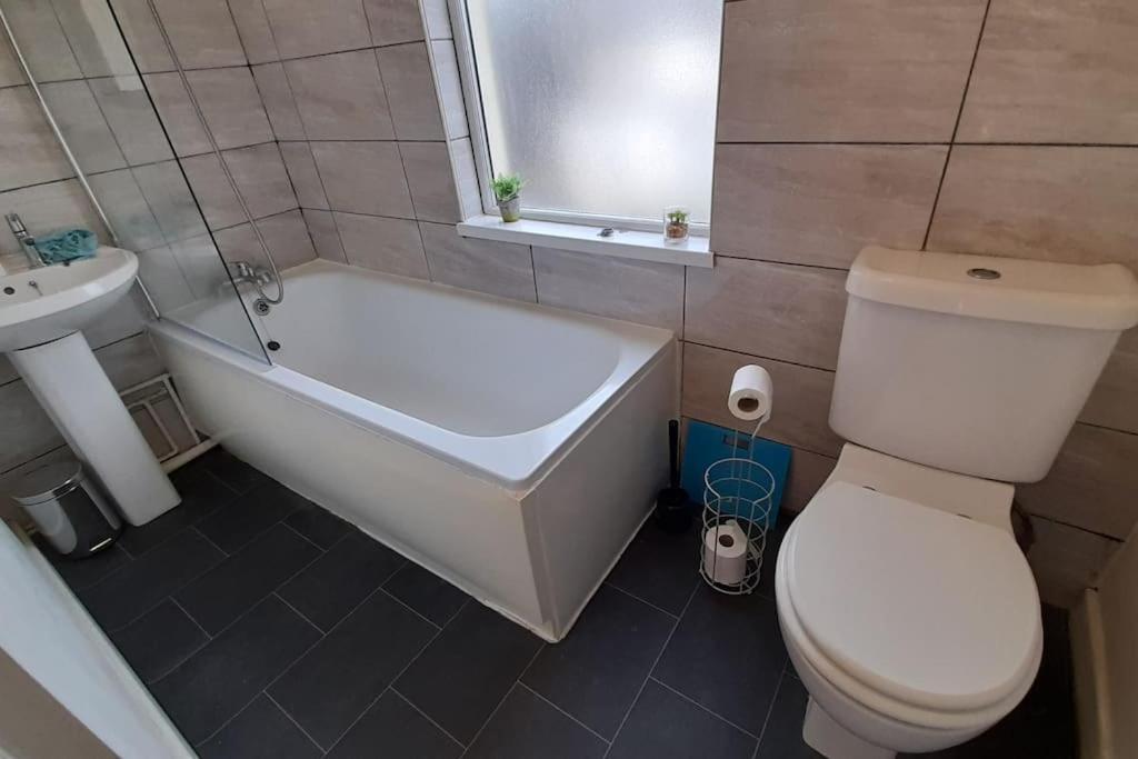 Spacious 4 Bedroom, Free Netflix, Central Location Кардіфф Екстер'єр фото