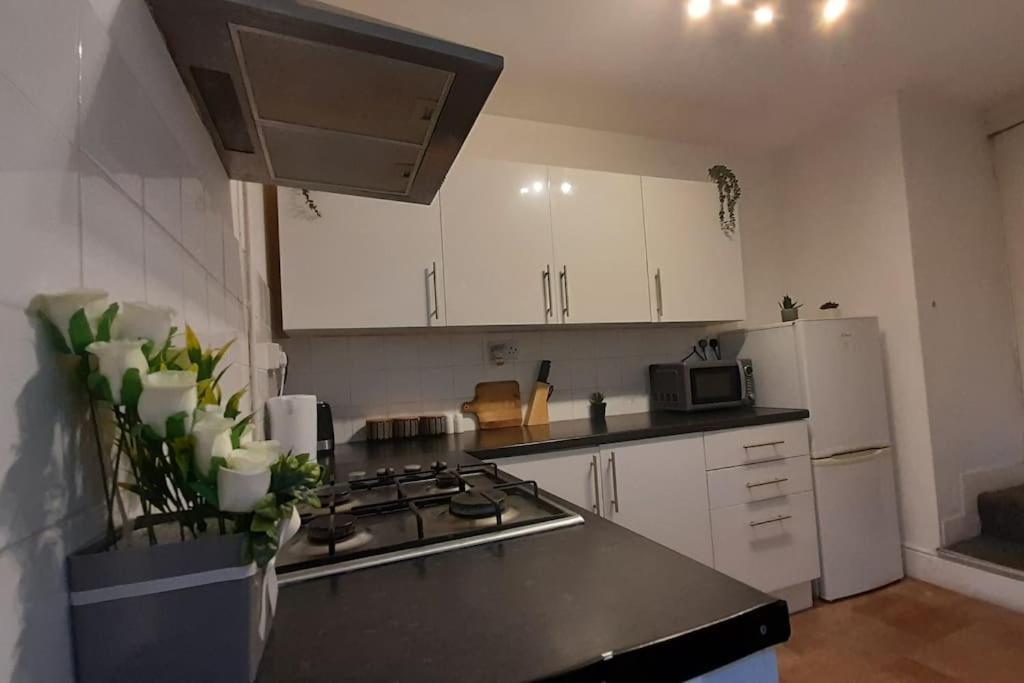 Spacious 4 Bedroom, Free Netflix, Central Location Кардіфф Екстер'єр фото
