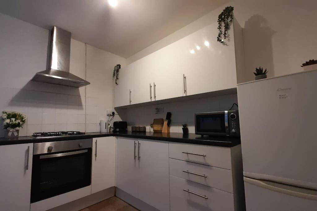 Spacious 4 Bedroom, Free Netflix, Central Location Кардіфф Екстер'єр фото